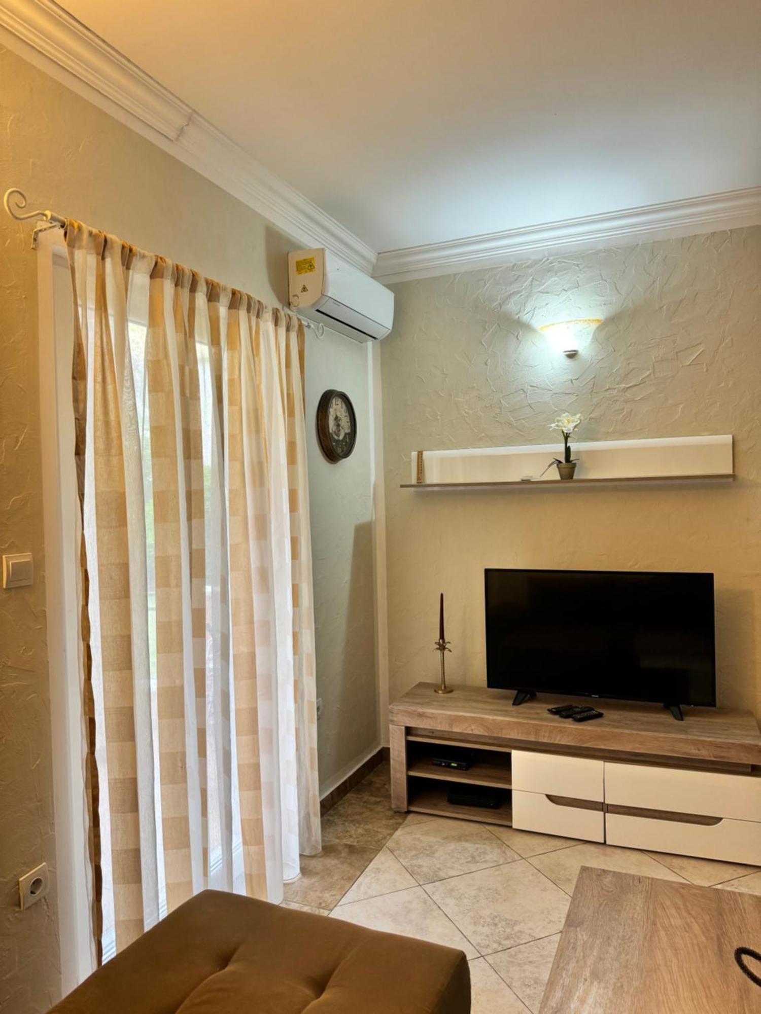 Carine Garden Daire Risan Oda fotoğraf